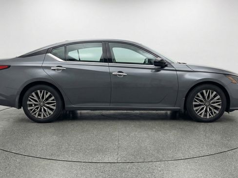 Used 2025 Nissan Altima 2.5 SV FWD image 11