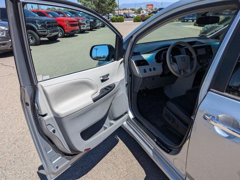 Used 2014 Toyota Sienna SE FWD image 9