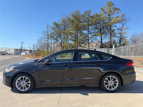 Used 2019 Ford Fusion SE image 2