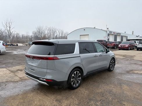 Used 2023 Kia Carnival EX FWD image 4