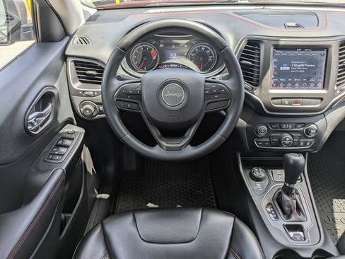 Used 2019 Jeep Cherokee Trailhawk AWD/4WD image 17