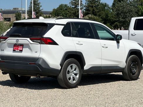 Used 2019 Toyota RAV4 LE FWD image 3