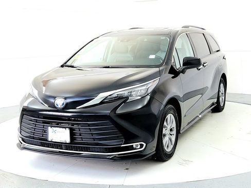 Certified 2024 Toyota Sienna XLE FWD image 2