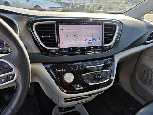 Used 2023 Chrysler Pacifica Touring-L image 15
