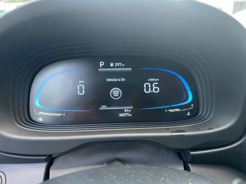Used 2025 Hyundai Venue SEL FWD image 2