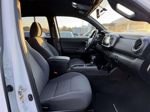 Used 2016 Toyota Tacoma TRD Sport w/ Towing Package image 12