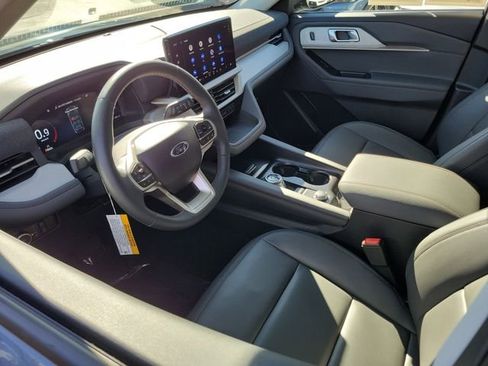 Used 2025 Ford Explorer Active w/ Active Comfort Package image 3