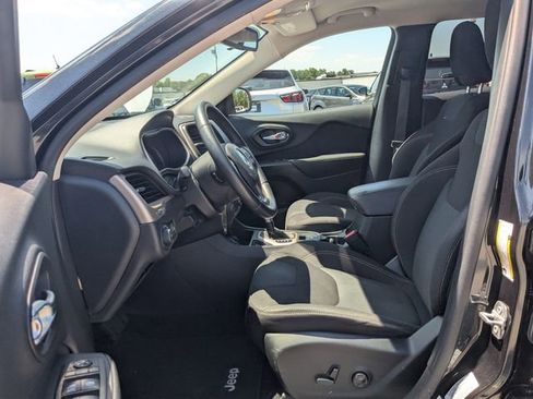 Used 2016 Jeep Cherokee Latitude w/ Comfort & Sound Group FWD image 19