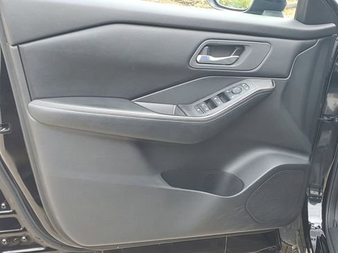 Used 2024 Nissan Rogue SV image 9