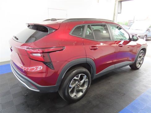 Used 2025 Chevrolet Trax LT w/ LT Convenience Package FWD image 14