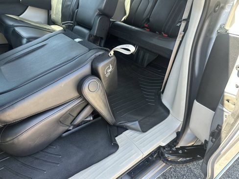 Used 2017 Chrysler Pacifica Touring-L w/ Tire & Wheel Group FWD image 22