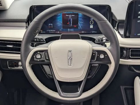 Used 2025 Lincoln Aviator 2WD image 21