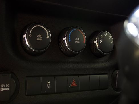 Used 2018 Jeep Wrangler Unlimited Sport w/ Connectivity Group AWD/4WD image 33