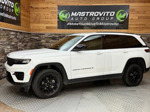 Used 2025 Jeep Grand Cherokee Altitude AWD/4WD image 11