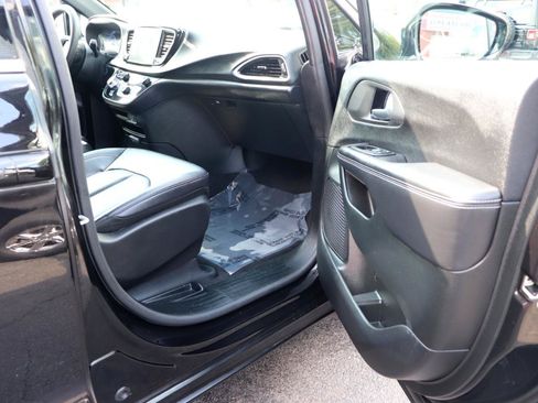 Used 2026 Chrysler Pacifica Select FWD image 17