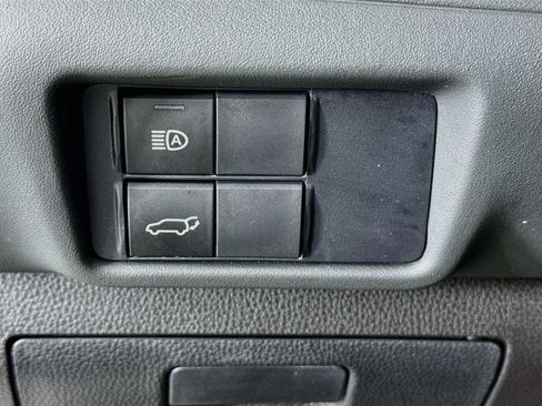 Used 2021 Toyota Highlander XLE AWD/4WD image 11