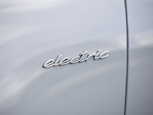 New 2025 Porsche Macan Electric image 11