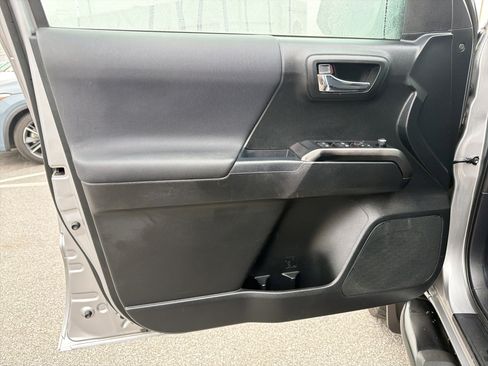 Used 2017 Toyota Tacoma TRD Sport image 11