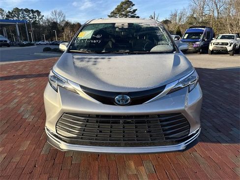 Used 2025 Toyota Sienna Platinum image 25