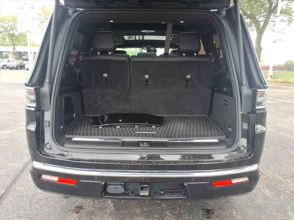 Used 2024 Jeep Grand Wagoneer Series III w/ HD Trailer Tow Package AWD/4WD image 29