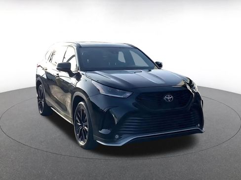 Used 2025 Toyota Highlander XSE image 3