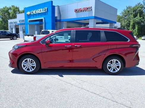 Used 2025 Toyota Sienna XLE w/ XLE Plus Package AWD/4WD image 7