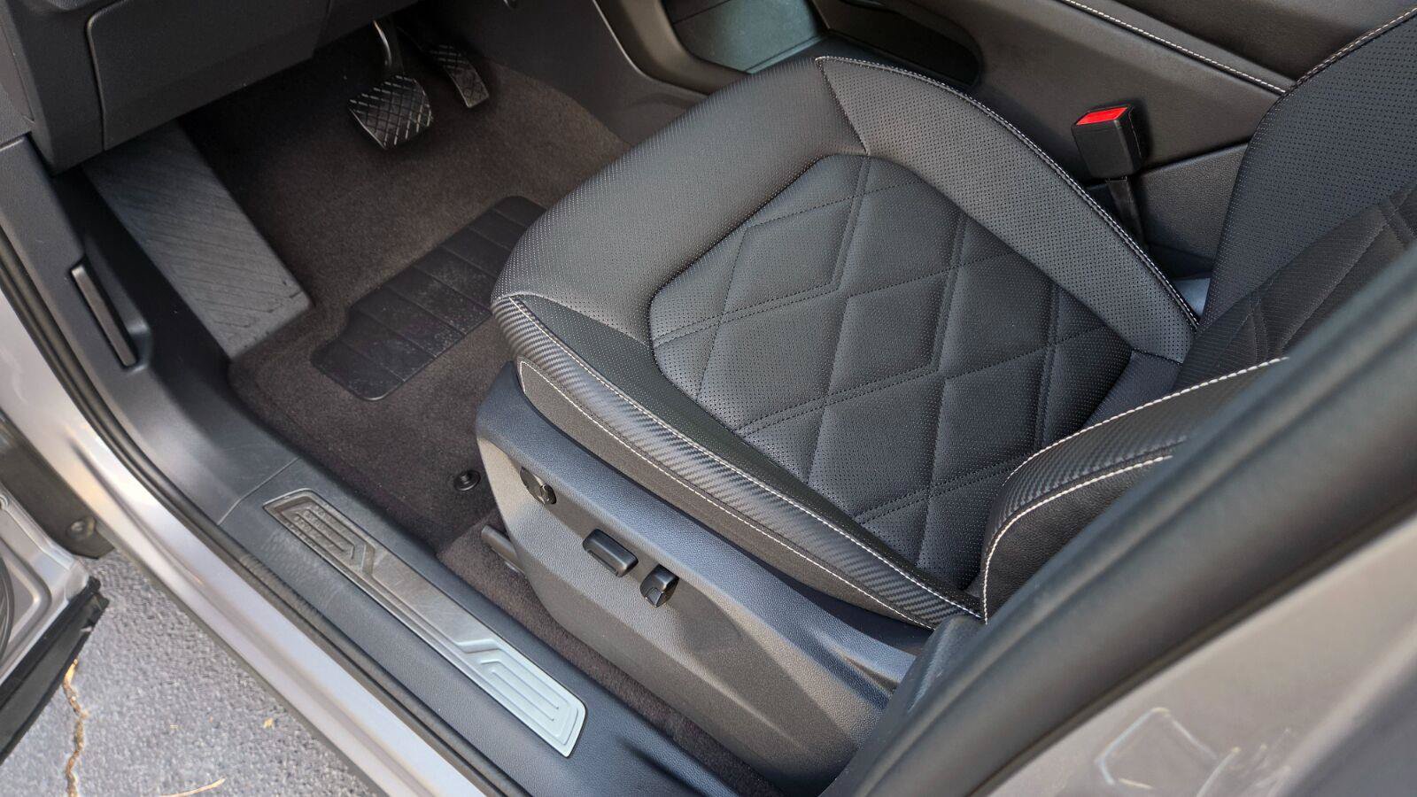 Used 2024 Volkswagen Atlas Cross Sport SE FWD image 19