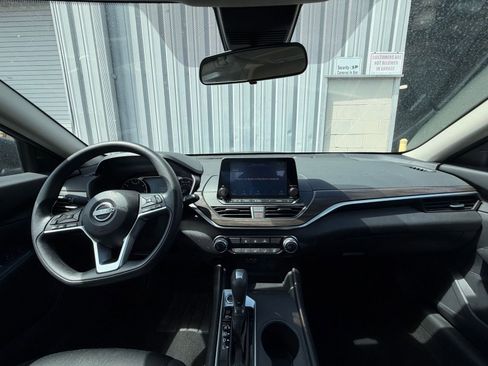 Used 2025 Nissan Altima 2.5 SV image 33