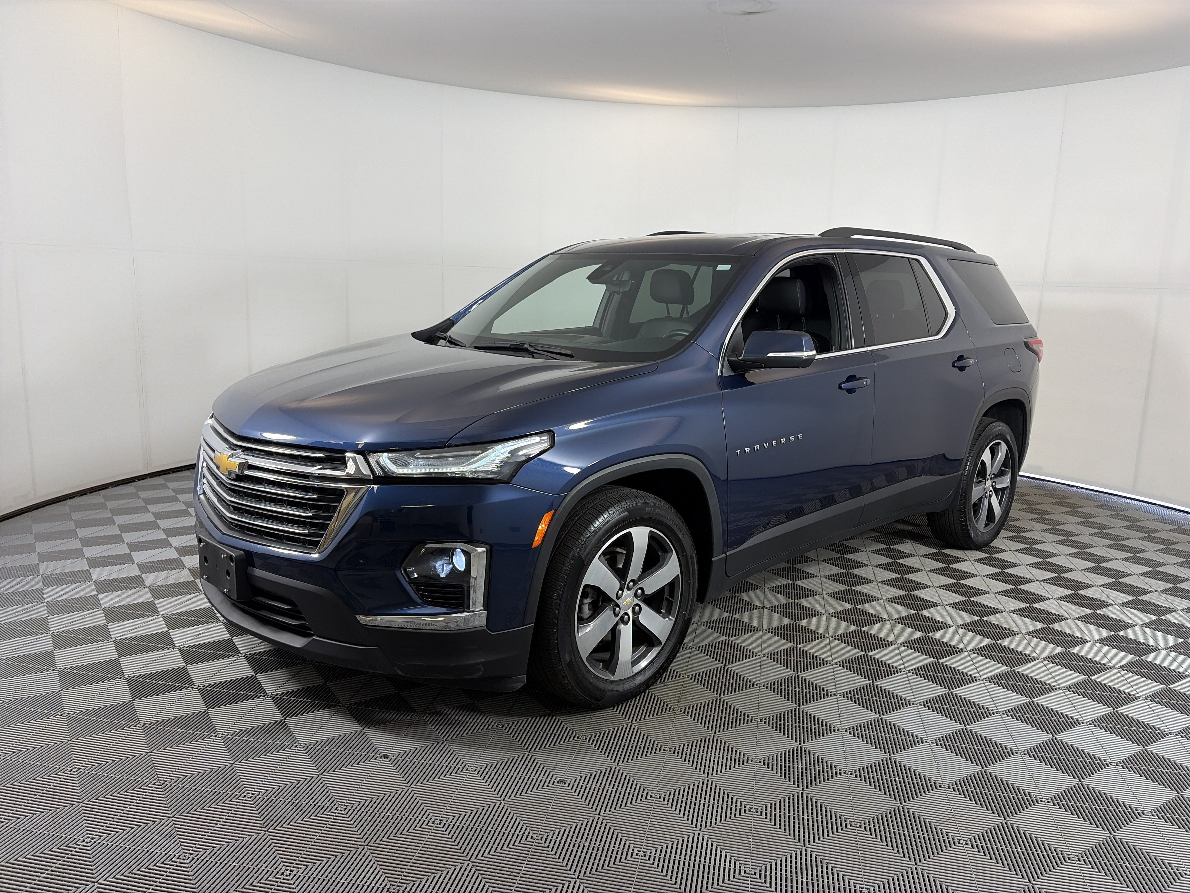 Certified 2023 Chevrolet Traverse LT w/ LT Premium Package AWD/4WD image 2