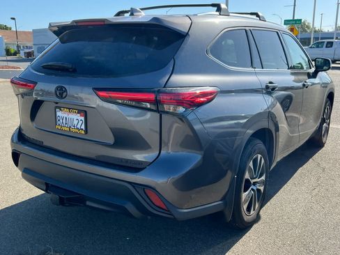 Used 2021 Toyota Highlander XLE AWD/4WD image 4