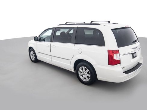 Used 2013 Chrysler Town & Country Touring image 7
