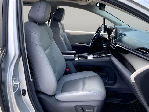 Used 2023 Toyota Sienna Limited FWD image 9