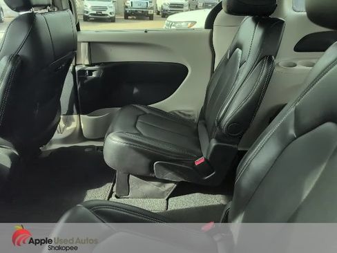 Used 2024 Chrysler Pacifica Touring-L FWD image 4