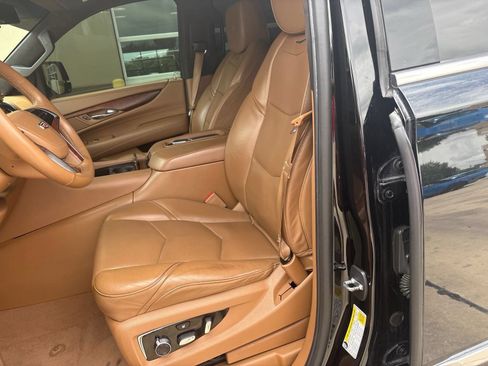 Used 2017 Cadillac Escalade Platinum AWD/4WD image 6