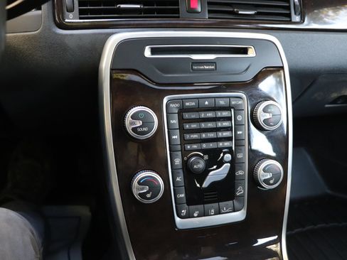 Used 2016 Volvo XC70 T5 Platinum w/ Climate Package image 18