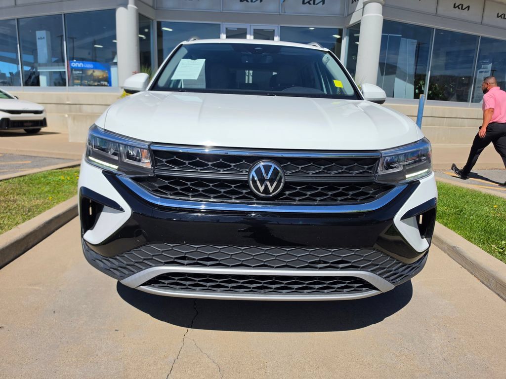 Used 2022 Volkswagen Taos SE AWD/4WD image 2