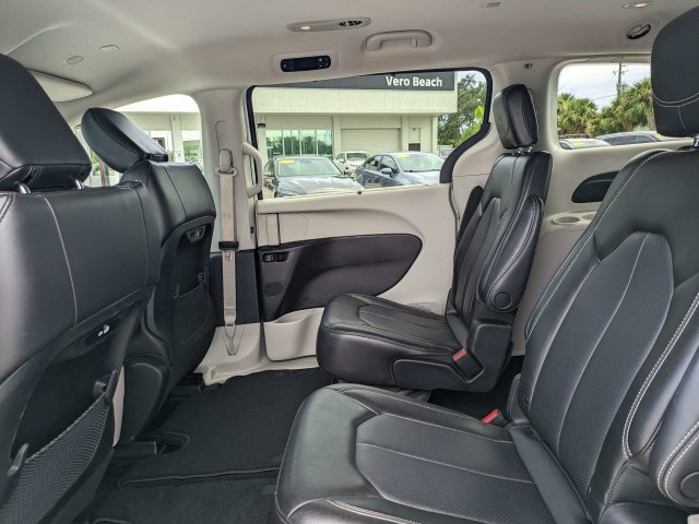 Used 2023 Chrysler Pacifica Touring-L FWD image 15