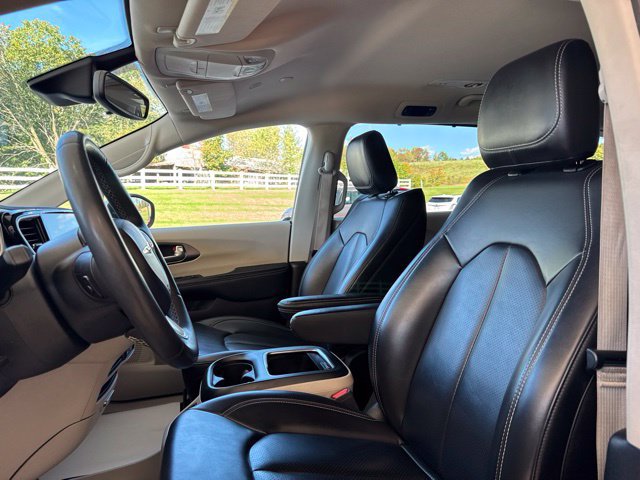 Used 2023 Chrysler Pacifica Touring-L FWD image 3