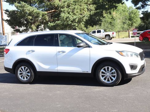 Used 2016 Kia Sorento LX AWD/4WD image 2
