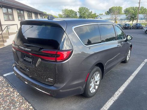 Used 2023 Chrysler Pacifica Touring-L AWD/4WD image 3