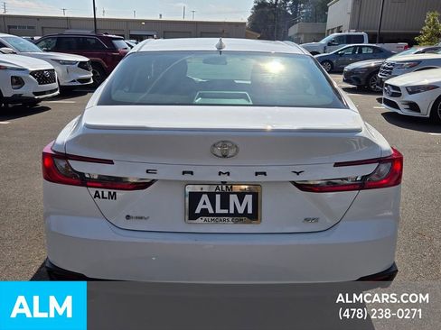 Used 2025 Toyota Camry SE image 4