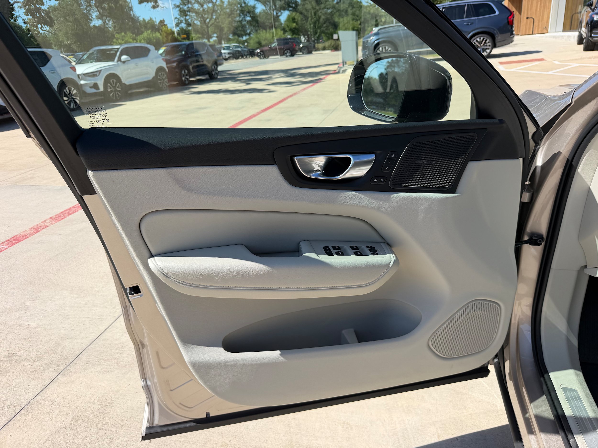 New 2026 Volvo XC60 B5 Ultra w/ Protection Package Premier AWD/4WD image 17
