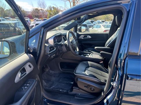 Used 2025 Chrysler Pacifica Limited FWD image 21