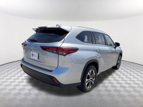 Used 2023 Toyota Highlander XLE FWD image 14