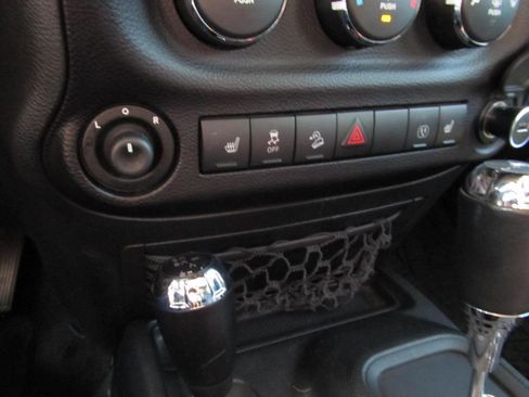 Used 2016 Jeep Wrangler Unlimited Rubicon w/ Connectivity Group image 76