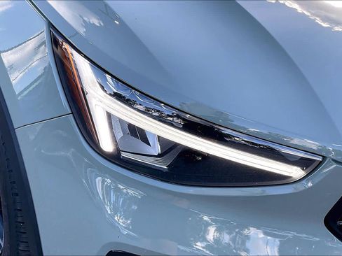 Used 2024 Volvo XC40 B5 Core image 26