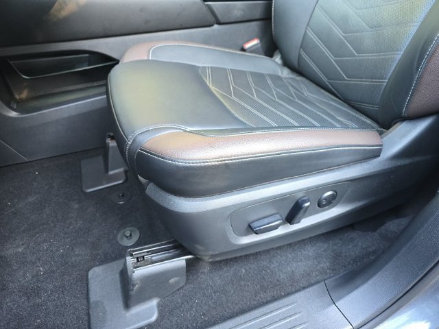 Used 2025 Nissan Pathfinder Platinum FWD image 23