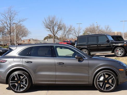 Used 2020 Porsche Cayenne Turbo image 5