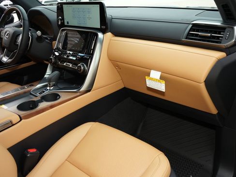 Used 2026 Lexus LX 700h Luxury image 11