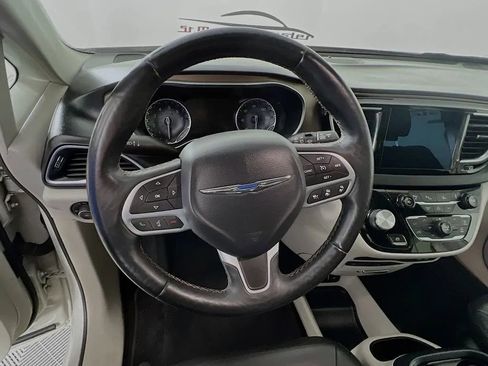 Used 2017 Chrysler Pacifica Touring-L Plus w/ Advanced Safetytec Group FWD image 12